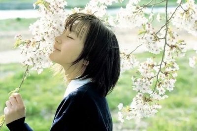 ​女生喜欢一个人的表现，6个方面暗示她的爱