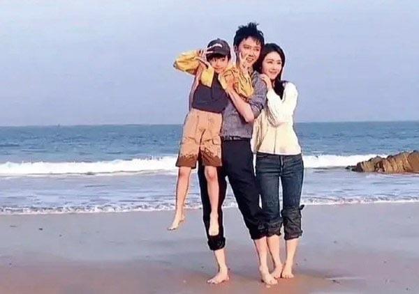 娱乐冯绍峰官宣恋情 冯绍峰新对象是谁  1