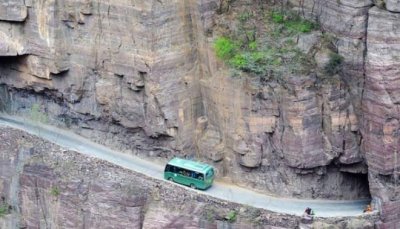 ​中国建在悬崖边上公路 郭亮挂壁公路长1700米(比较艰险)
