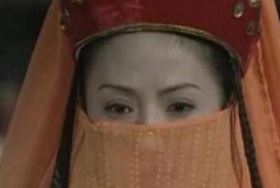 ​《还珠格格》都说令妃有心机，谁留意她第一次见香妃时的眼神了？只因她们都想