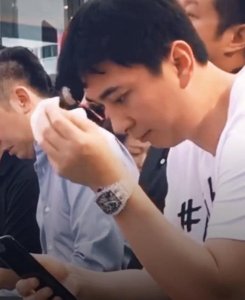 ​王思聪参加活动不停擦汗，看到身边的男子后，网友：差距啊