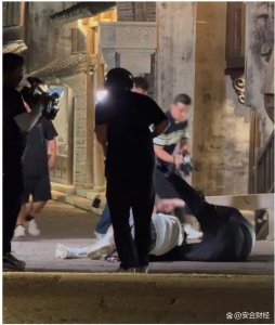 ​那英录制《萌探》摔倒 节目组无人搀扶举相机围观拍摄