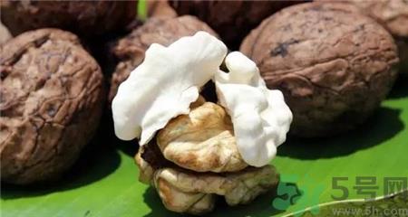 新鲜核桃和干核桃哪个营养价值高?新鲜核桃的功效与作用