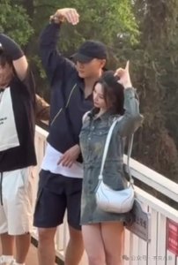 ​靠恋情炒作？他俩秀恩爱翻车了……