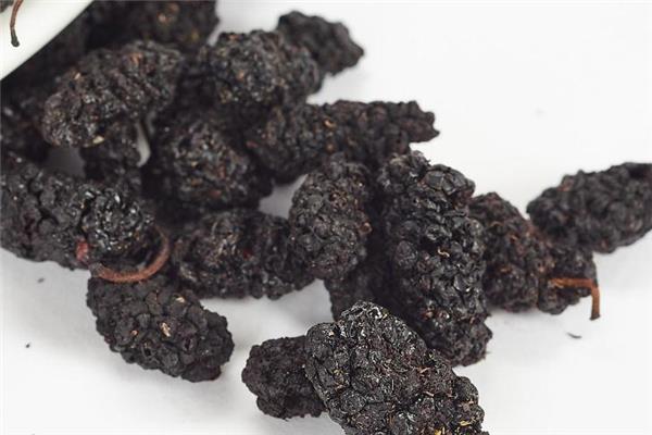 桑葚干泡水一天喝几杯 桑葚干泡水每天喝多少