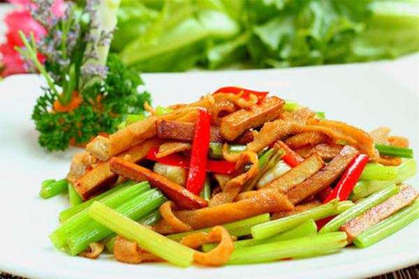 芹菜炒豆干怎做好吃 芹菜炒豆干的技巧