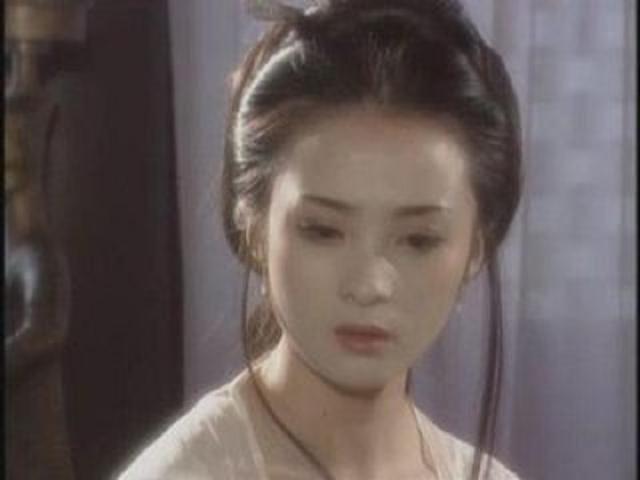 她一哭就让人心疼不已，纵使年华老去，仍让人心生怜惜