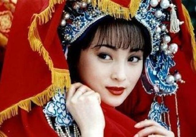 她一哭就让人心疼不已，纵使年华老去，仍让人心生怜惜