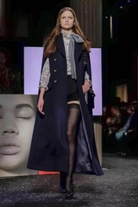 ​杨幂被网友封黑丝女王，想把黑丝穿得清新脱俗，怎么搭配最是关键