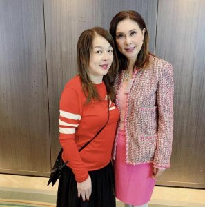​54岁陈加玲出席聚会罕露脸，退圈后经商成富婆，身家过亿至今未婚