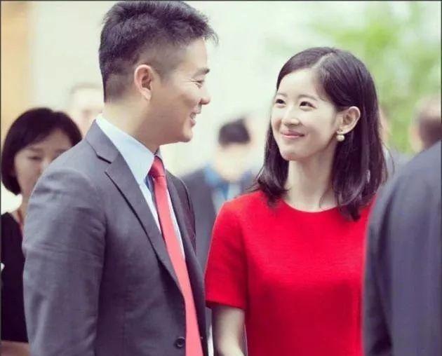 周冬雨被曝恋上男助教，原来是大学四年同学，已是男朋友！