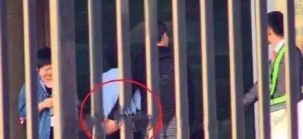 周冬雨被曝恋上男助教，原来是大学四年同学，已是男朋友！