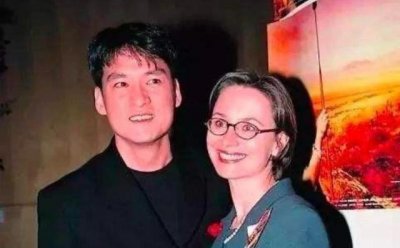 ​周华健妻子严重衰老看起来像母子,知道衰老原因后,网友纷纷感动