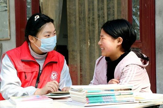 李雨晴：00后大学生化身贫困生“网课辅导员”