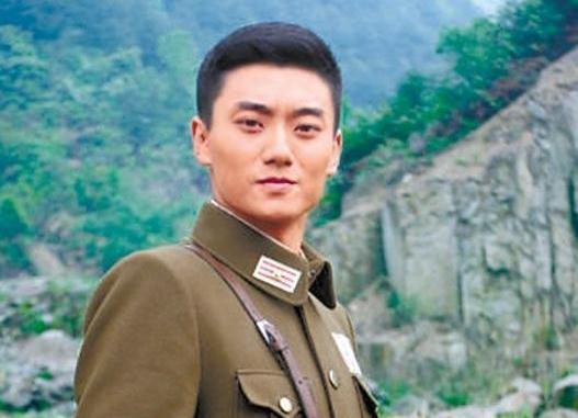 她出道42年零绯闻，嫁给大学同学恩爱36年，今35岁的儿子比父亲帅