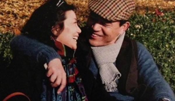 她出道42年零绯闻，嫁给大学同学恩爱36年，今35岁的儿子比父亲帅
