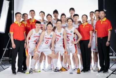 ​世界杯，中国女篮12人大名单出炉，2名国际专家看好中国队夺牌