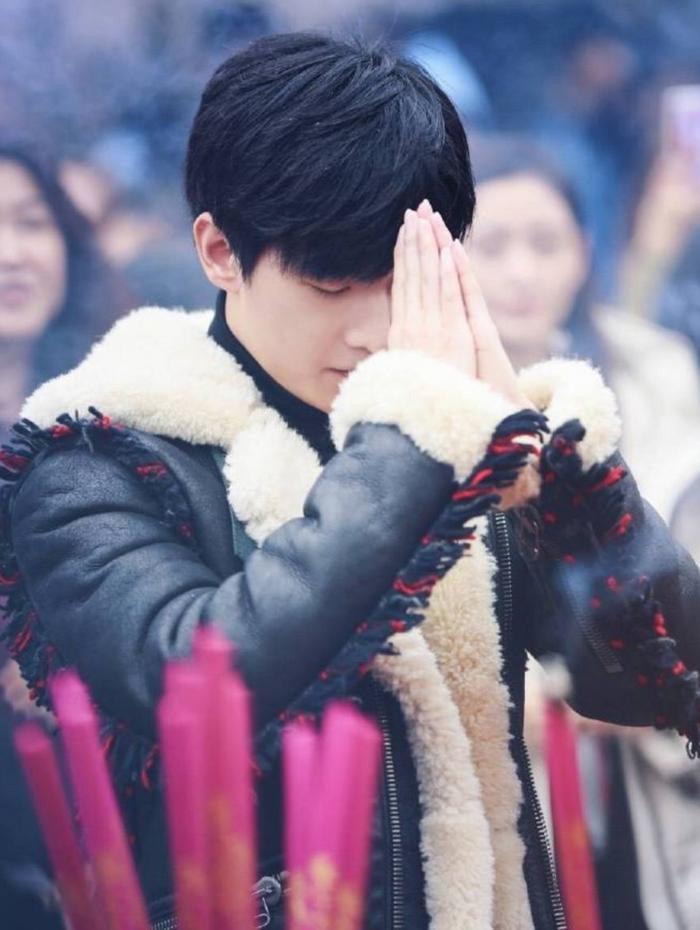 杨洋亲自动手剃寸头，依旧帅气硬朗，男性魅力十足