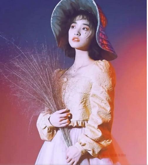 沈月扎起头发后暴露“菱形脸”，可爱变甜美，网友还是短发可爱！