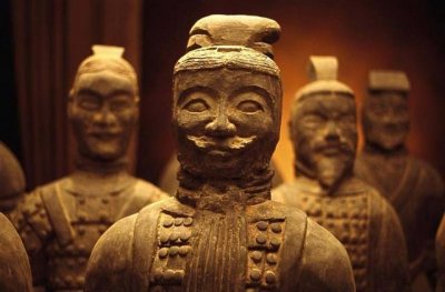 ​兵马俑中间的土墙是干什么的？为什么不挖开，里面藏着什么东西？