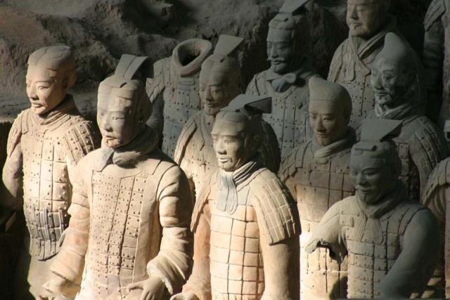 兵马俑中间的土墙是干什么的?为什么不挖开,里面藏着什么东西?
