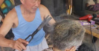 ​农村大爷用火钳烫发，很多村民排队做发型，声称：帅气管得久
