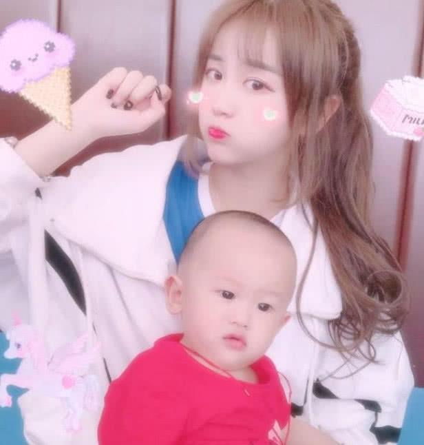 杨清柠孩子生日晒照，不像母子像姐弟，毕竟才20岁