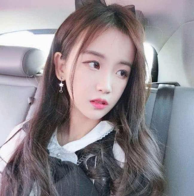 杨清柠孩子生日晒照，不像母子像姐弟，毕竟才20岁