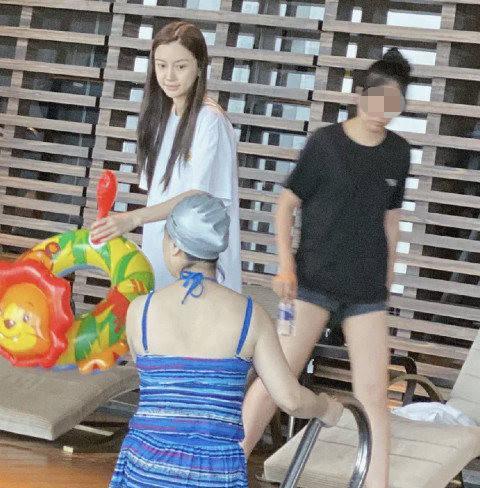 Baby带小海绵豪华酒店游泳因没化妆拒绝合照
被网友曝光真实素颜