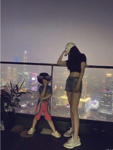 ​Baby带小海绵豪华酒店游泳因没化妆拒绝合照被网友曝光真实素颜