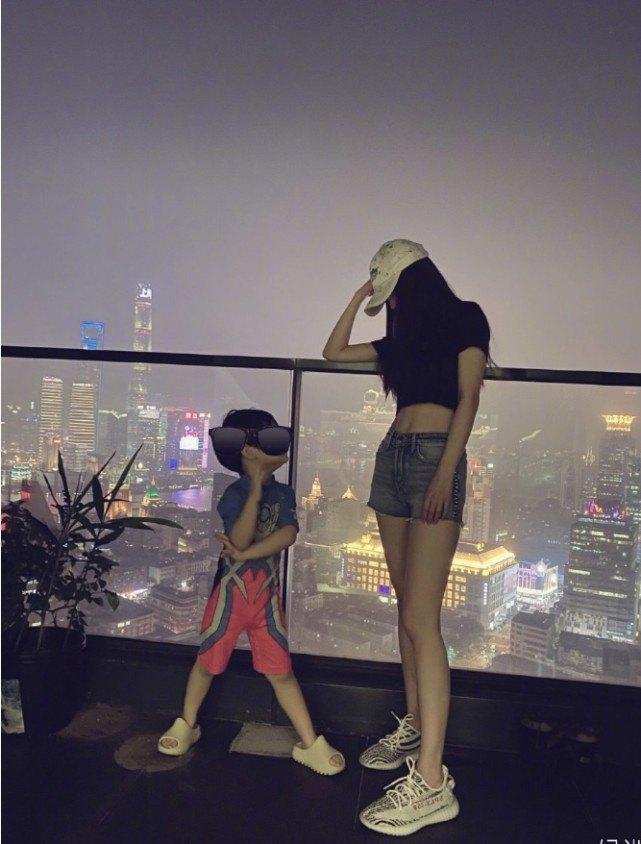 Baby带小海绵豪华酒店游泳因没化妆拒绝合照
被网友曝光真实素颜