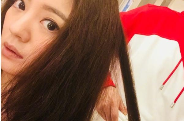 李小璐事件让安以轩不敢做发型？在家做头发被老公烫伤耳朵