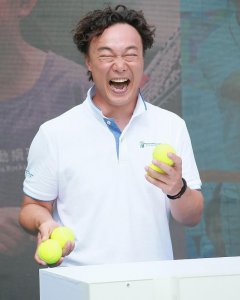 陈奕迅打网球发际线抢镜,表情浮夸变表情包
