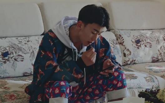 变形计：富二代姐姐进村接弟弟，一身名牌成亮点，网友：有钱任性