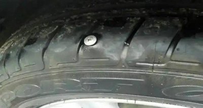​小车轮胎被钉子扎了该怎么补