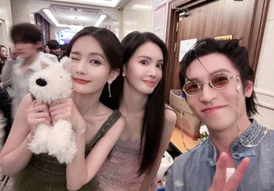 ​金晨晒与李一桐孙阳合照 手捧狗狗公仔好可爱