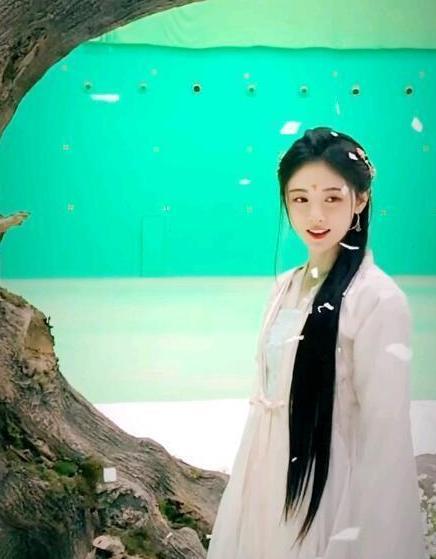 鞠婧祎再出古装照片，轻盈柔和仙气十足，像一幅仙女画