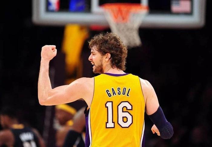 20年NBA各队选5人组一队,谁首发最恐怖?詹科鲨眉夺冠轻而易举