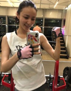 ​王思聪深夜发视频后秒删，三个美女骑车王校长狂笑，网友：好嗨哟
