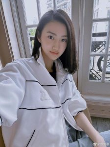 ​景甜罕见晒自拍照，皮肤白皙有弹性，终于从张继科风波里走出来了
