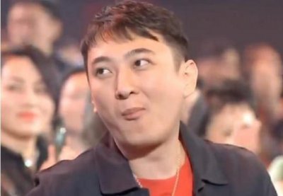 ​王思聪颁奖奥运冠军，衣着随意，嚼着口香糖，引起一片争议！