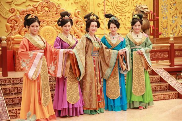 在TVB时明明口碑绝佳,偏要去拍王晶情色电影,今与养子相依为命