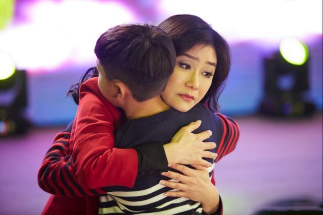 在TVB时明明口碑绝佳,偏要去拍王晶情色电影,今与养子相依为命