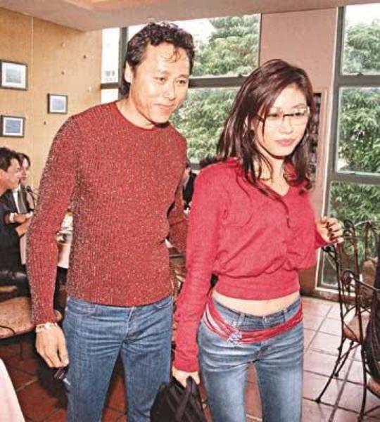 在TVB时明明口碑绝佳,偏要去拍王晶情色电影,今与养子相依为命