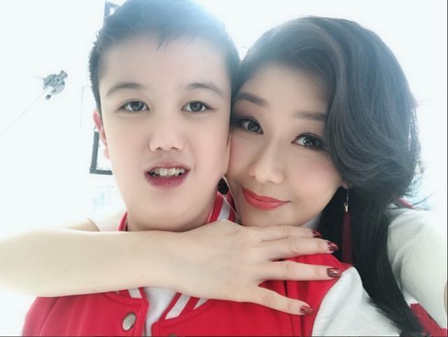 在TVB时明明口碑绝佳,偏要去拍王晶情色电影,今与养子相依为命