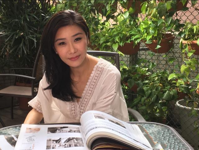 在TVB时明明口碑绝佳,偏要去拍王晶情色电影,今与养子相依为命