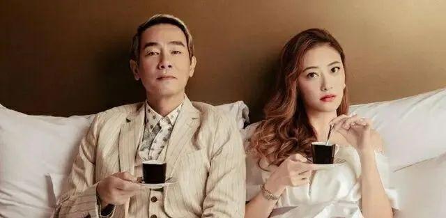“山鸡哥”陈小春，为何会被小16岁的应采儿“压得死死的”？