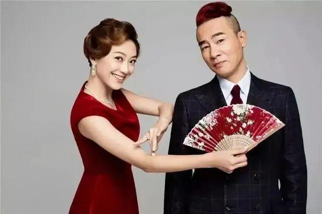 “山鸡哥”陈小春，为何会被小16岁的应采儿“压得死死的”？