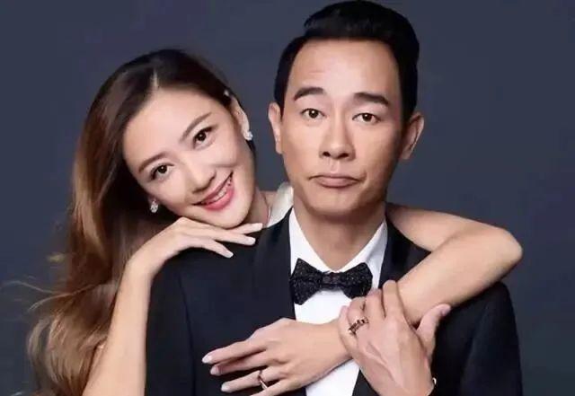 “山鸡哥”陈小春，为何会被小16岁的应采儿“压得死死的”？