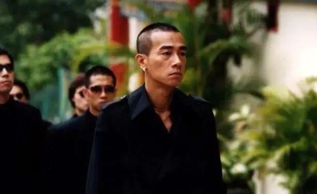 “山鸡哥”陈小春，为何会被小16岁的应采儿“压得死死的”？